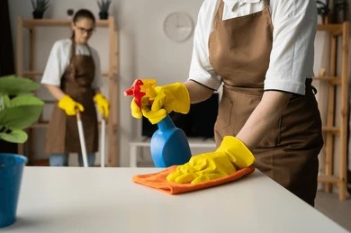 Femme souriante entretenant des locaux